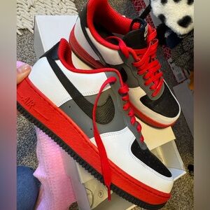 Nike Low-Top Sneakers — White Black Red